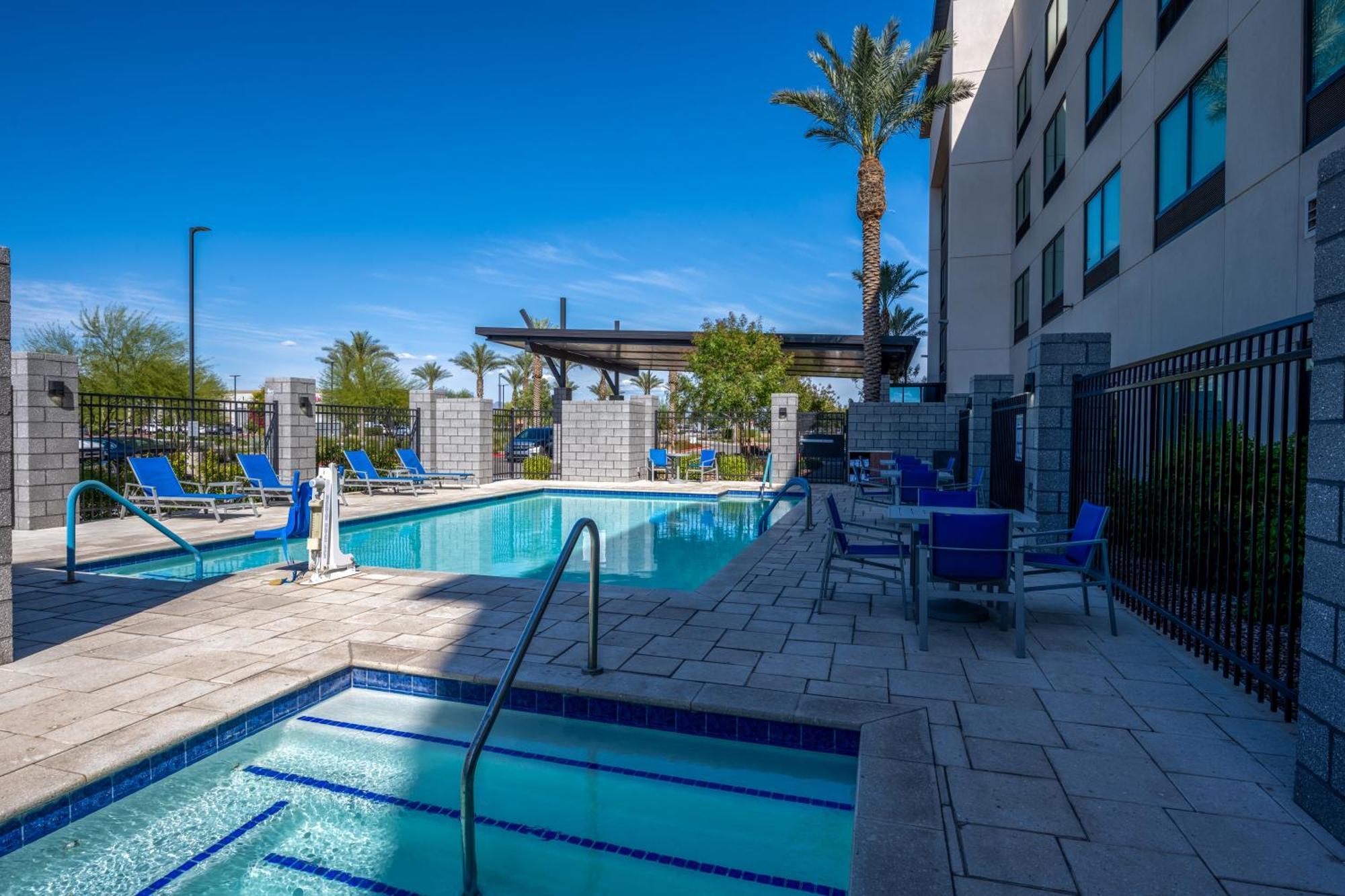 Holiday Inn Express & Suites - Gilbert - Mesa Gateway Airport Exterior photo