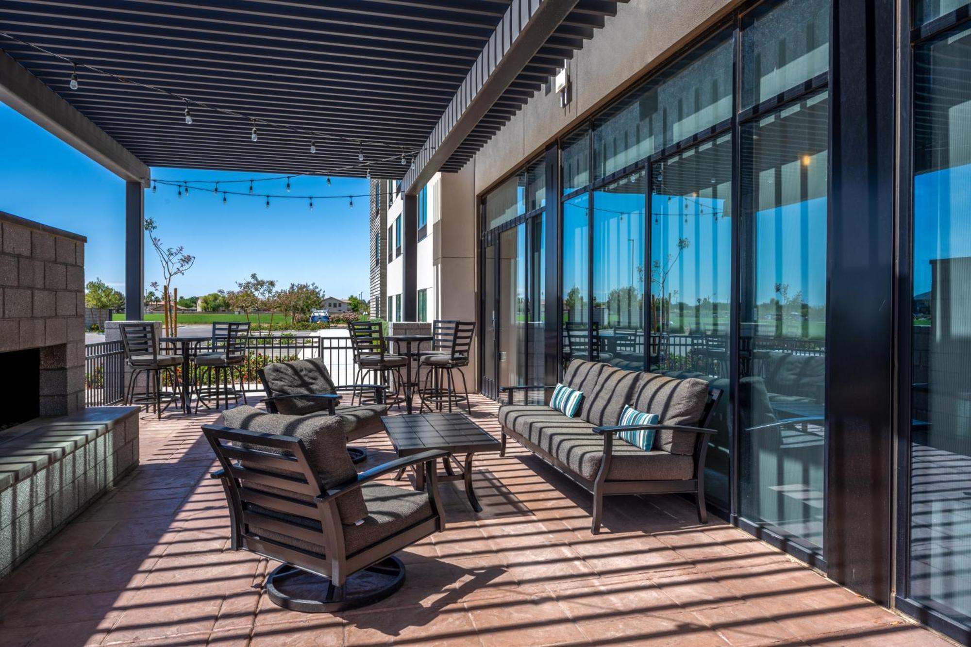 Holiday Inn Express & Suites - Gilbert - Mesa Gateway Airport Exterior photo
